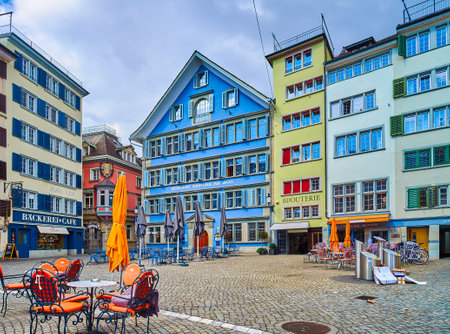 ZURICH, SWITZERLAND - APRIL 3, 2022: Munsterhof Square's medieval townhouses with atmospheric restaurant outdoor seating, on April 3 in Zurich, Switzerlandのeditorial素材