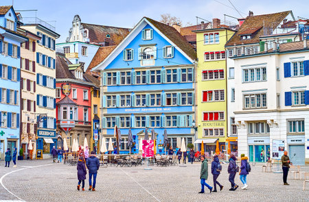 ZURICH, SWITZERLAND - APRIL 3, 2022: Munsterhof Square's medieval townhouses with atmospheric restaurant outdoor seating, on April 3 in Zurich, Switzerlandのeditorial素材