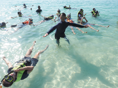 Koh Samae sarn - Pattaya, Thailand - December 30, 2015 : Group of divers learn how to float in the seaのeditorial素材