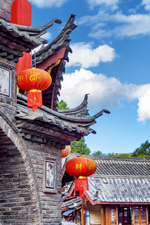 LIJIANG, YUNNAN PROVINCE, CHINA - OCTOBER 23, 2015: Facade of traditional Chinese building decorated with red lanterns, the Old Town of Lijiang. Lijiang is a popular tourist destination of Asia.のeditorial素材