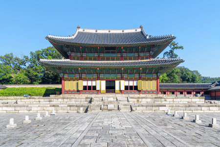 Main view of Injeongjeon Hall at Changdeokgung Palace on blue sky background in Seoul, South Korea. Scenic pavilion of traditional Korean architecture. Seoul is a popular tourist destination of Asia.のeditorial素材