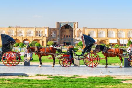 Isfahan, Iran - 23 October, 2018: Scenic view of horses and buggies in Naqsh-e Jahan Square. The Qeysarie Gate of the Grand Bazaar is visible in background.のeditorial素材