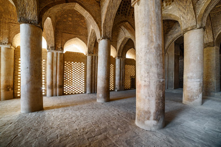 Isfahan, Iran - 23 October, 2018: Ancient columns of hypostyle hall inside Jameh Mosque. The Muslim place is a popular tourist attraction of the Middle East. Amazing Islamic architecture.のeditorial素材