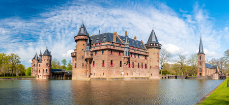 Castle de Haar Utrecht, view of De Haar Castle in Dutch Kasteel de Haar is located in Utrecht Netherlands the current buildings all built upon the original castle, date from 1892 Netherlandsのeditorial素材