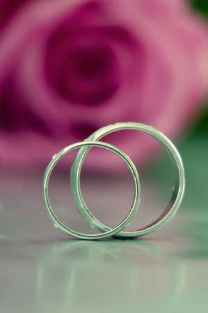 Two wedding rings and roseの写真素材