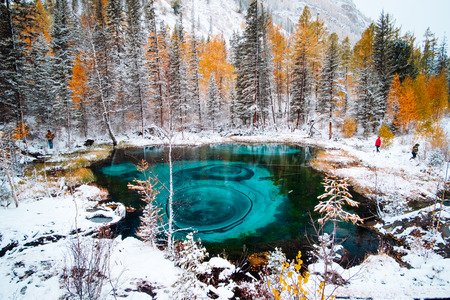 Fantastic blue geyser lake in the autumn forest. Altai, Russiaの写真素材