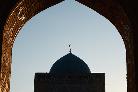 Silhouette of mosque through the arch on sky background. Ramadan conceptの写真素材
