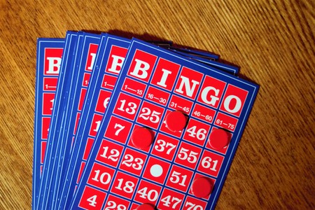The vintage bingo card on wooden table, bingo cardの写真素材