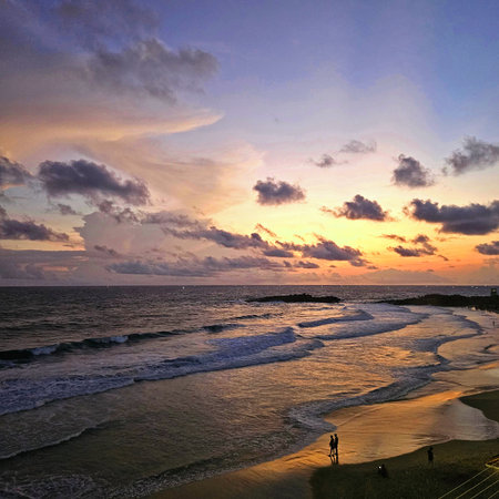 Scenic sunset view over Indian Ocean coastline with golden light reflecting on calm water and sandy shore, symbolizing travel, relaxationの写真素材