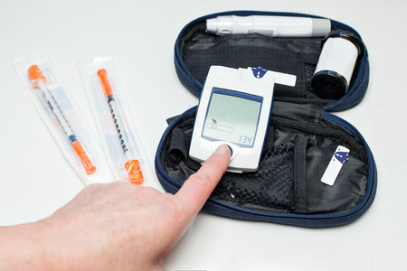 Measuring the sugar level on the glaucometer