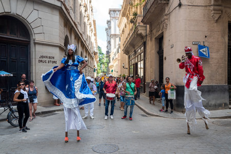 Dancers and musicians on stilts in small carnivals through the streets of Old Havana. Activity that is very common in the historical part of the city. Havana. Cuba. January 2, 2019のeditorial素材