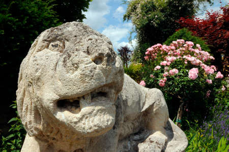 stone statue of a lion, animal statue during day timeの写真素材