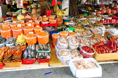 food on a vietnamese market, cooking and eating in vietnamのeditorial素材