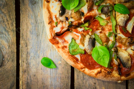 pizza on wooden table の写真素材