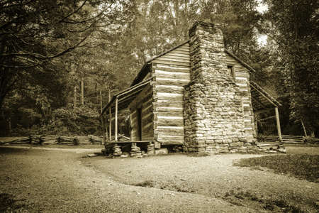 Pioneer Cabin. Settlers cabin on display in Americas Great Smoky Mountain National Park. Gatlinburg, Tennessee.のeditorial素材