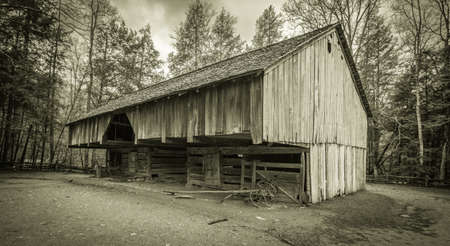 Down On The Farm. 18th century pioneer barn in the Cades Cove area of the Great Smoky Mountains National Park. Gatlinburg, Tennessee. This is a public display in a national park and not private property.のeditorial素材