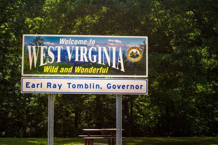 Huntington, West Virginia, USA - June 14, 2015: Welcome sign at the West Virginia visitors center at the Ohio and West Virginia border.のeditorial素材