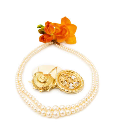 Vintage brooches and pearlsの写真素材