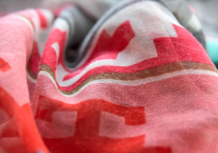 Wavy scarf with multicolored pint