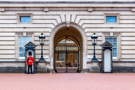 London, United Kingdom - September 14, 2017: The royal guard standing near entrance to the inside yard of Buckingham Palaceのeditorial素材