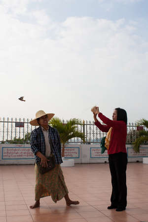 BANGKOK , THAILAND - DECEMBER 8 : Unidentified women  set a bird free to natural on December 8 , 2009 in a temple , Bangkok , Thailand. Set a bird is a how to make merit in Buddhisms.のeditorial素材