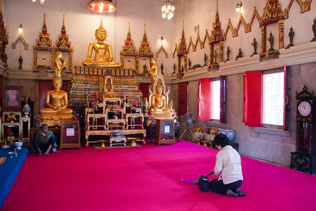 BANGKOK , THAILAND - JANUARY 1 : Unidentified woman pay respect to Buddha on January 1 , 2009 in the temple , Bangkok , Thailand.のeditorial素材