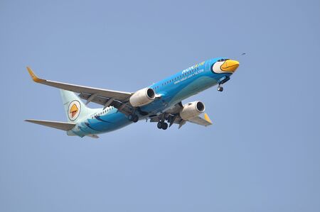 BANGKOK -JAN 19: NOK AIR Thailand Low Cost Airline Registration HS-DBD Type: Boeing 737-8AS prepare for landing at DON MUEANG AIRPORT on January 19, 2558 Bangkok, Thailand.のeditorial素材