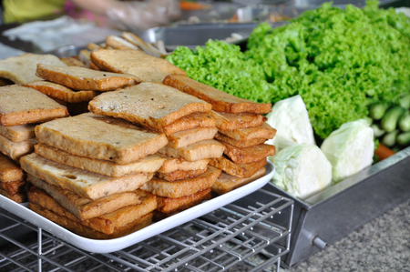 Slice pork sausages arrange on whit tray with various vegetable in market.の写真素材