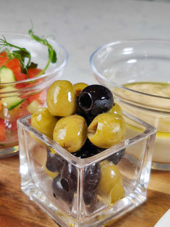 olives dans un bol closeup sur la table dans un restaurantの写真素材