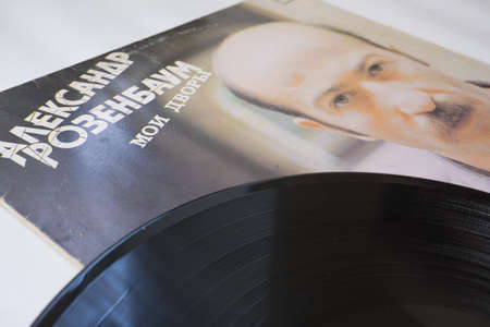 Volgograd, Russia: October 28, 2021: Soviet and Russian singer, music album Alexander Rosenbaum on vinyl record. Title: Cover of the album Moi Yardsのeditorial素材