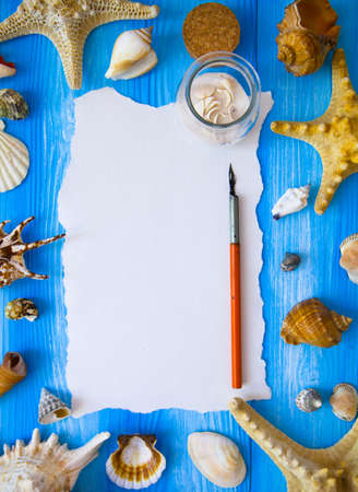 Summer time sea vacation with white blank and feather for the letter, star fish and marine shell. Selective focusの写真素材