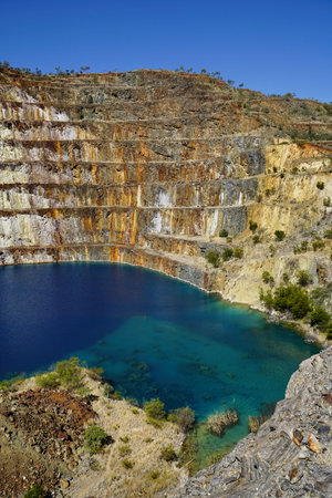an open-cut mine in Queensland, Australia that operated from 1956 to 1982. It was located in the Selwyn Range, between Cloncurry and Mount Isa. It produced millions of tonnes of uranium ore, one of Australia s oldest mines.の写真素材