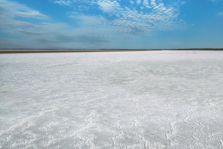 Kati ThandaâLake Eyre is Australia's largest salt lake and the continent's lowest point, located in South Australia and part of the extensive Lake Eyre Basin. Cloudy blue skyの写真素材
