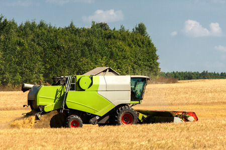 combine an agricultural machine that cutsの写真素材