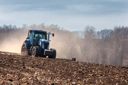 30.04.17. Russia, Tatarstan, Zainsky district. Spring landscape, a tractor in the spring field works. New Hollandのeditorial素材
