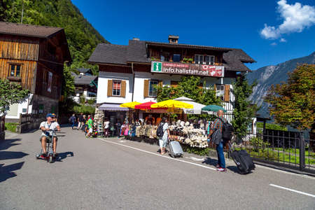 HALLSTATT, AUSTRIA - SEPTEMBER 14, 2016 : Hallstatt village with historic mountain houses around, among Alp Mountains in Salzkammergut area.のeditorial素材