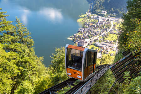 HALLSTATT, AUSTRIA - SEPTEMBER 14, 2016 : Cable railway between Hallstatt and Salzberg peak in Austria Salzkammergut mountains.のeditorial素材