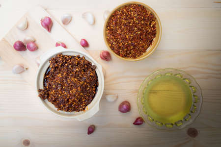 Roast chilies and chop shallots in the oil.の写真素材