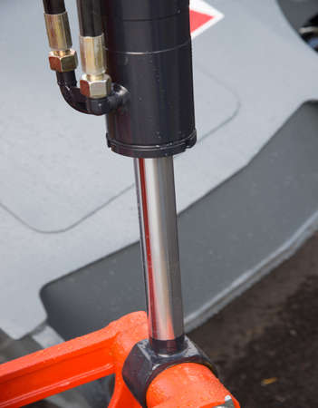 Hydraulic piston system for bulldozers