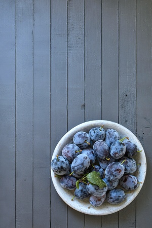 crop autumn wood plum backgroundの写真素材