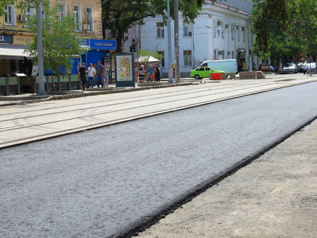 Odessa, Ukraine - 17 July 2017: New leaf asphalt. Laying asphalt. Construction and repair of city roads.のeditorial素材