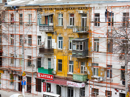 Restoration of an old house. Builders in the woods are carrying out repairs.のeditorial素材