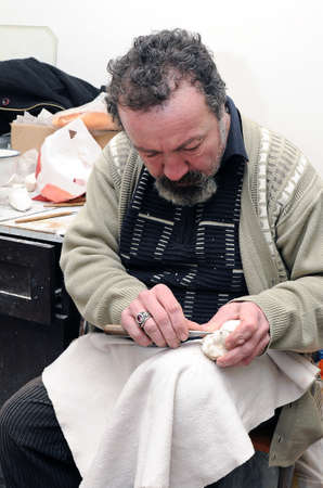 Meerschaum pipe carving in Eshikesir meerschaum pipe museum, Turkeyのeditorial素材