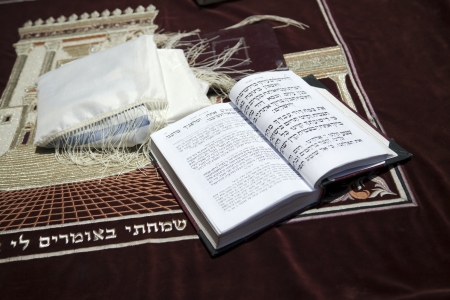 A Jewish praying shawil and a Jewish prayer book opened on one of the pages of the morning prayer, resting on a velvet tablecloth with an image of the Jewish temple from 2000 years ago.
Shot in the western wall in the old city of Jerusalem.の写真素材