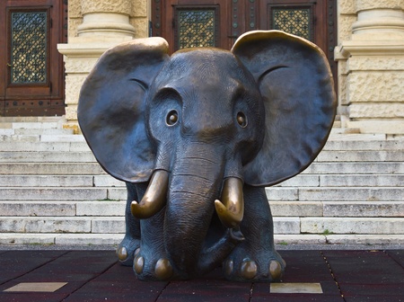 Cute bronze elephant statue in front of Natural History Museum in Vienna, Austria.のeditorial素材