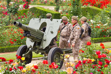 VALLADOLID, SPAIN  JUNE 2, 2012: Group of soldiers with a cannon in a garden in the Armed Forces Day 2012, on June 2, 2012 in Valladolid, Spain.のeditorial素材
