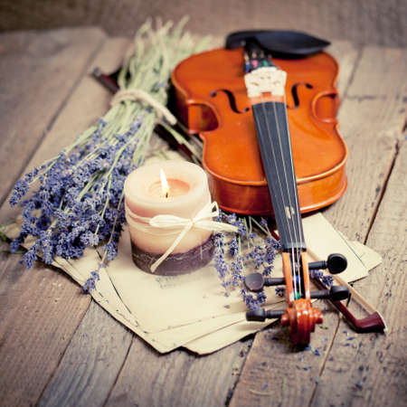 Vintage composition with violin and lavenderの写真素材