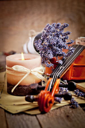 Vintage composition with violin and lavenderの写真素材