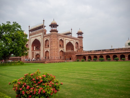 Views of the gateway to the Taj Mahal in agraの写真素材