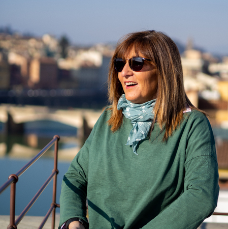 Mature and beautiful woman poses on a terrace and in front of the florentine cathedral, Santa Maria del Fiore y Ponte Vechioの写真素材